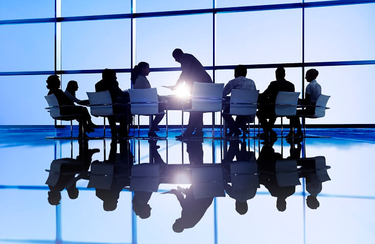 Grupo de negocios hablando en una reunión 