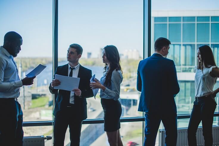 Jefe revisando papel del auditor con su equipo