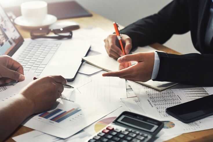 Profesional revisando documentación