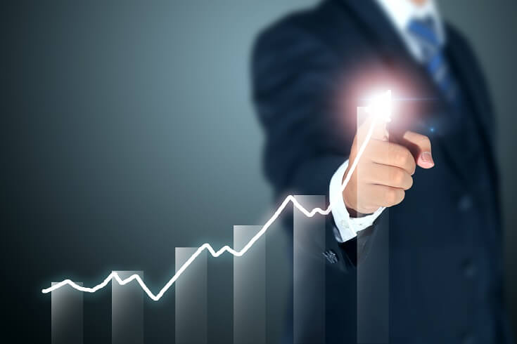 Empresario señalando gráfico de éxito
