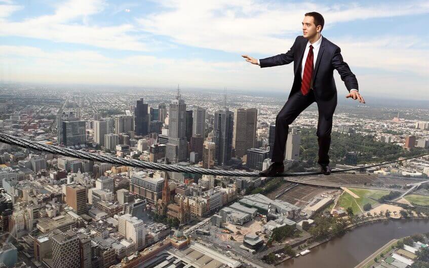 Profesional camina sobre cuerda