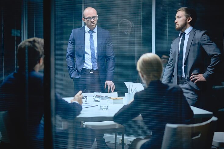 Comité reunido en sala de juntas