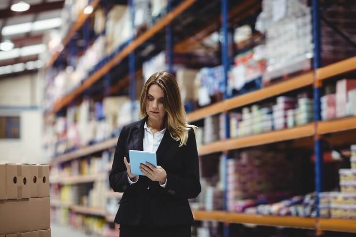 Mujer revisando inventario en bodega