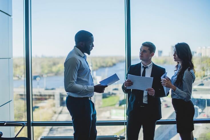 Jefe de negocios dirigiendose a su personal